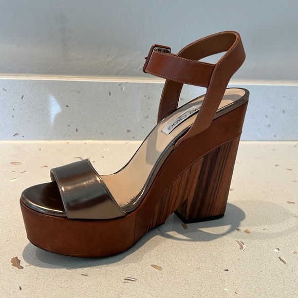 JIMMY CHOO Nico Metallic Leather & Wood Wedge - Picture 3 of 4
